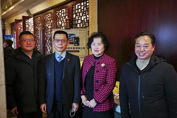 中國鑄造協(xié)會秘書長張志勇，天津鑄鍛行業(yè)協(xié)會秘書長王繼英蒞臨創(chuàng)想儀器展位前參觀指導(dǎo)